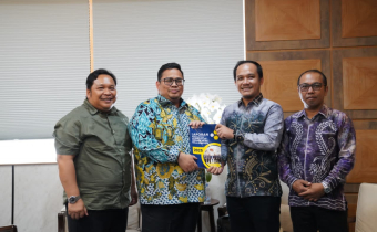 Ketua Bawaslu RI Rahmat Bagja Terima Langsung Penyerahan Laporan Penguatan Kelambagaan Dari Bawaslu Kabupaten Tapin
