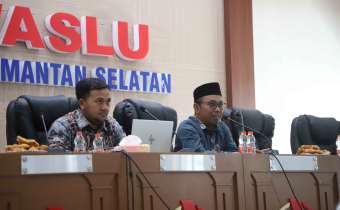 Ketua Bawaslu Kalsel Aries Mardiono pimpin acara rapat penyusunan laporan pelaksanaan kegiatan Penguatan Kelembagaan Pengawas Pemilu