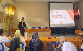 A Fadzlur Rahman Saat Memberikan materi Sosialisasi Pendidikan Partisipasi Demokrasi dan Pemilu yang digelar oleh Mahasiswa Kuliah Kerja Nyata (KKN) IAD Darul Ulum Kandangan