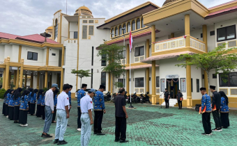 Ketua Bawaslu Tapin, Abid Fikasi Gulo Pimpin upacara peringatan Hari Pahlawan Tahun 2025