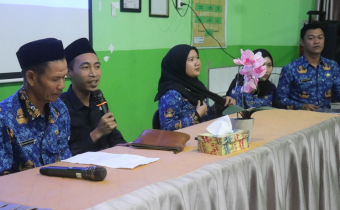 Anggota Bawaslu Tapin A Fadzlur Rahman saat memberikan edukasi kepemiluan kepada peserta didik
