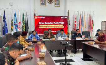 Ketua KPU Tapin Fakhrian Noor saat membuka acara Forum Konsultasi Publik (FKP) tentang Survei Kepuasan Masyarakat (SKM) di lingkungan KPU Tapin Tahun 2025
