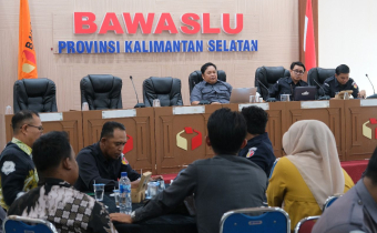 Anggota Bawaslu Tapin Santoso menghadiri Rapat Persiapan Pengawasan Pemutakhiran Data Partai Politik Secara Berkelanjutan yang digelar di Aula Bawaslu Provinsi Kalimantan Selatan