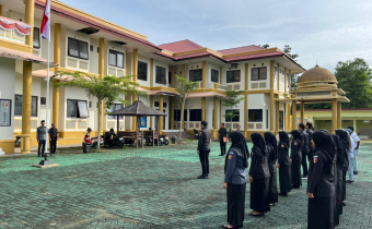 Anggota Bawaslu Tapin A Fadzlur Rahman Pimpin Apel Senin Pagi