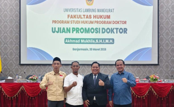 Akhmad Mukhlis saat sidang terbuka promosi Doktor, Senin (30/3/2026) bidang Ilmu Hukum. Mukhlis mengangkat judul disertasi Urgensi Pengkodifikasian Undang-Undang Pemilu dan Pilkada dalam Upaya Pembangunan Demokrasi Indonesia. Dirinya mempertahankan disertasinya di hadapan para Profesor dan Doktor penguji dalam sidang terbuka setelah melewati tahapan-tahapan sebagai mahasiwa program Doktor Universitas Lambung Mangkurat Banjarmasin.   Promovendus yang juga Anggota Bawaslu Kalsel ini Menjelaskan, Urgensi Kodif