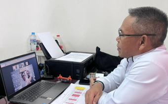 Kepala Sekretariat Bawaslu Kabupaten Tapin, Rahmadi, bersama staf Subbagian SDM mengikuti rapat koordinasi secara daring melalui Zoom Meeting dengan Bagian SDM Bawaslu Provinsi