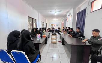 Ketua Bawaslu Tapin Abid Fikasi Gulo Pimpin Rapat Rutin