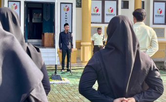 Halaman Kantor Bawaslu Kabupaten Tapin menjadi tempat berlangsungnya apel pagi rutin pada Senin (11/05/2026). Apel yang diikuti seluruh jajaran staf sekretariat tersebut dipimpin langsung oleh A. Fadzlur Rahman, Anggota Bawaslu Kabupaten Tapin, sebagai wujud komitmen kelembagaan dalam menjaga disiplin dan semangat kerja aparatur pengawas pemilu.  Sebagai pemimpin apel, Fadzlur menyampaikan arahan yang tidak sekadar bersifat seremonial. Ia menyampaikan beberapa hal penting diantaranya mengenai Instruksi Ketu